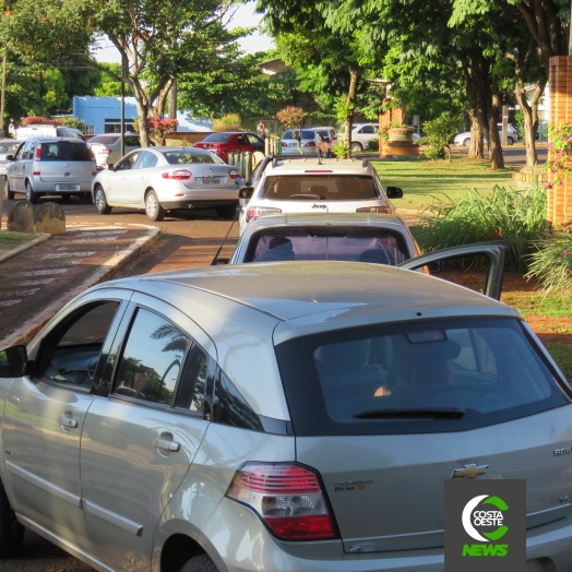 Enorme fila de veículos se forma e vacinação para idosos com 77 anos em Santa Helena tem grande adesão