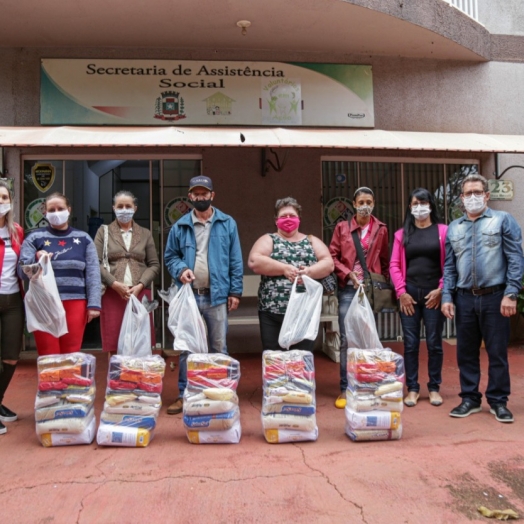 Entrega das cestas básicas com o acréscimo de peixes iniciam no Centro em Missal