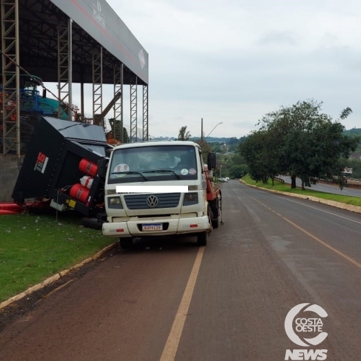 Equipamento agrícola atinge poste na Avenida Iguaçu no centro de São Miguel