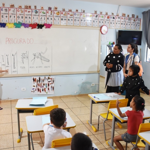 Equipe da Saúde auxilia no desenvolvimento do projeto sobre a dengue na Escola Henrique Ghellere