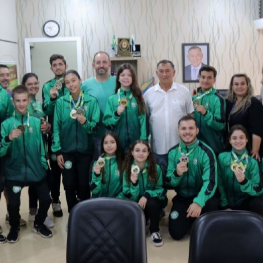 Equipe de karatê apresenta ao Governo Municipal os resultados das competições