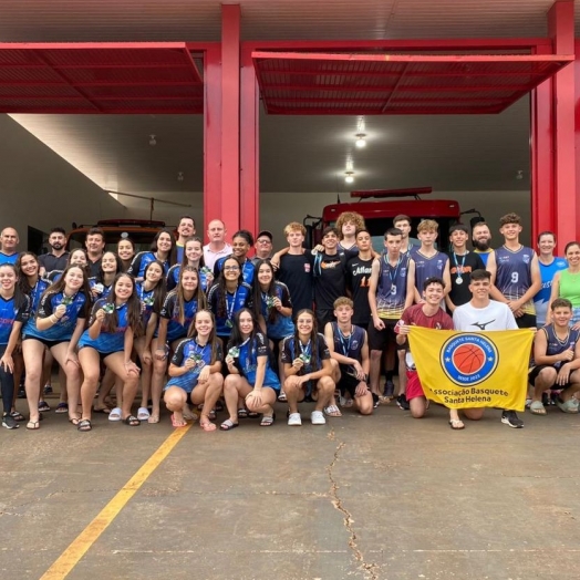 Equipes santa-helenenses de basquete e voleibol desfilam pela cidade após importantes títulos