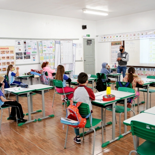 Escola Municipal Carlos Gomes retoma as aulas presenciais em Itaipulândia