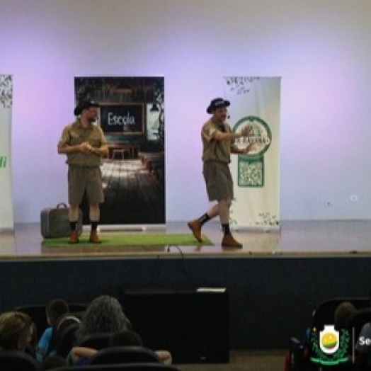 Espetáculo teatral diverte e ensina sobre educação financeira em Serranópolis do Iguaç