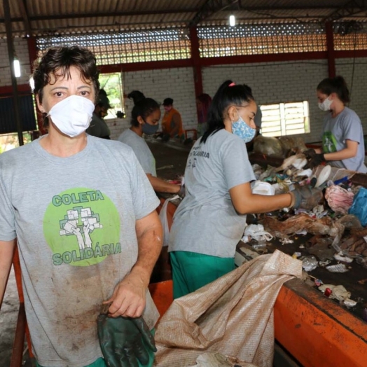 “Está vindo muito resíduo misturado”, afirma Agente Ambiental de Santa Helena