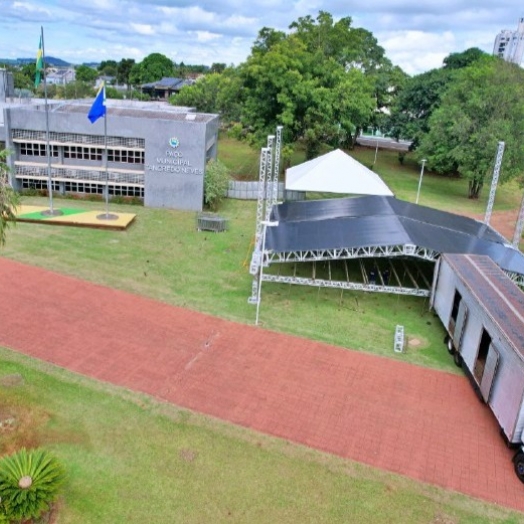 Estrutura para o show com Lauana Prado em Itaipulândia começa ser montada