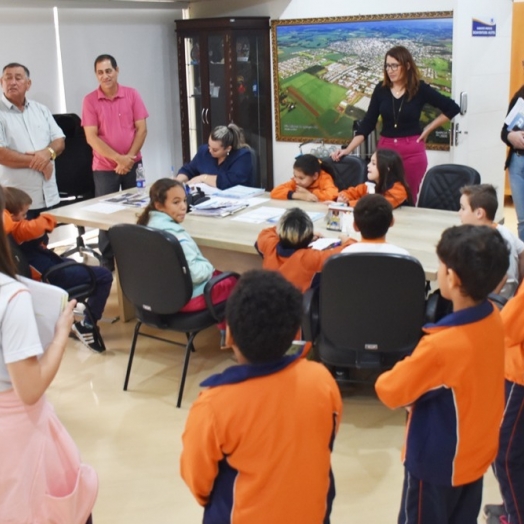 Estudantes da Escola Serafim Machado visitam a prefeitura de São Miguel do Iguaçu