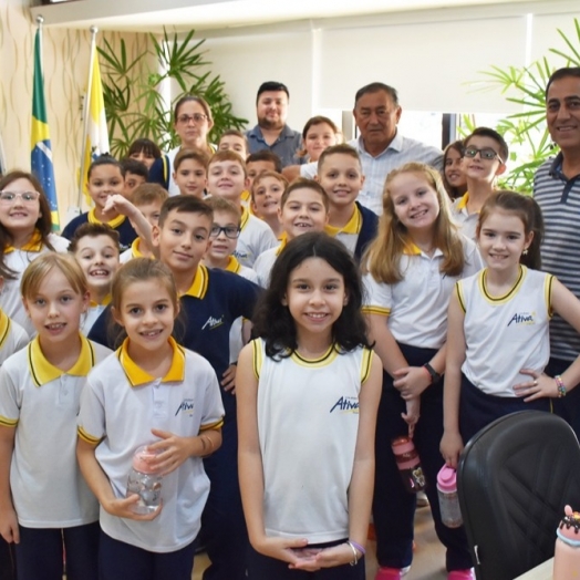 Estudantes do Colégio Ativa conhecem trabalhos do Executivo em visita ao gabinete do prefeito