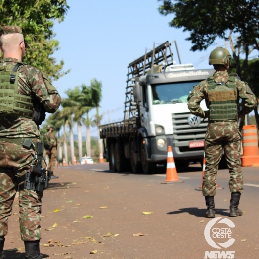 Exército Brasileiro monta bloqueio de trânsito em Santa Helena para coibir ilícitos