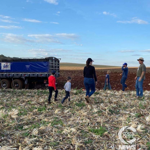 Expedição Costa Oeste: colheita do milho safrinha se torna programa em família