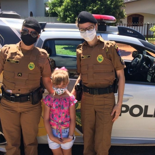 Admiradora da Polícia Militar em Santa Helena, menina recebe surpresa na semana em que completará 6 anos
