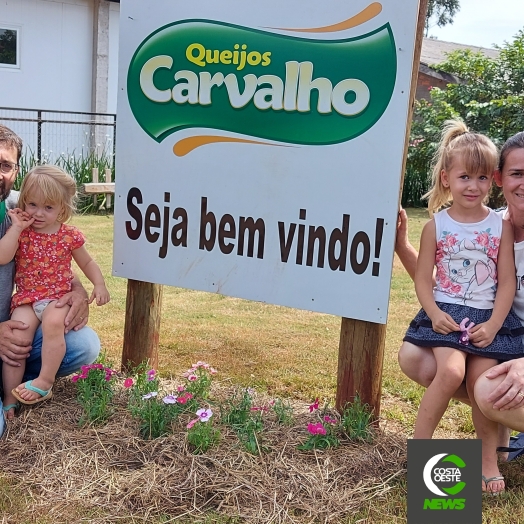 Família encontra forma de agregar produção de leite fabricando queijos