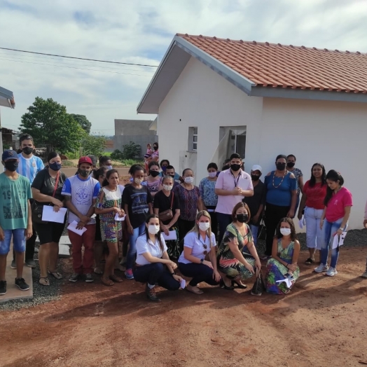 Famílias beneficiadas por projeto habitacional conhecem suas moradias em Guaíra