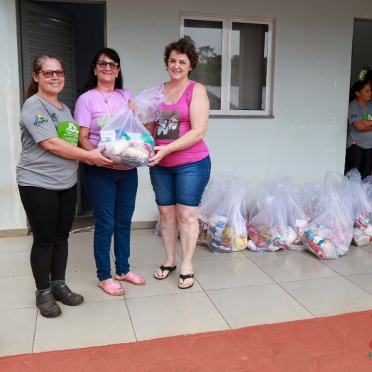 Famílias que atuam na Acamis recebem cesta de alimentos do Provopar Municipal