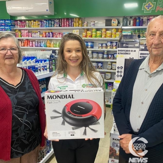 Farmácia Real Rede Brasil Poupa Lar entrega prêmio da promoção Dia das Mães