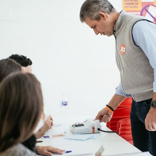 Eleições 2022: Felipe D’Avila vota em escola na capital paulista