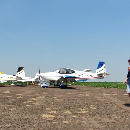 Festival aéreo e encontro de carros antigos animam São Miguel do Iguaçu