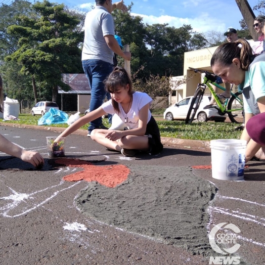 Fiéis preparam tapete decorativo para procissão de Corpus Christi em Medianeira