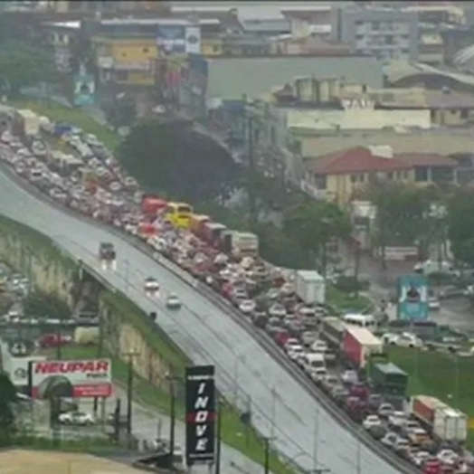 Fila para atravessar a Ponte da Amizade chegou a 2 km nesta sexta (8)