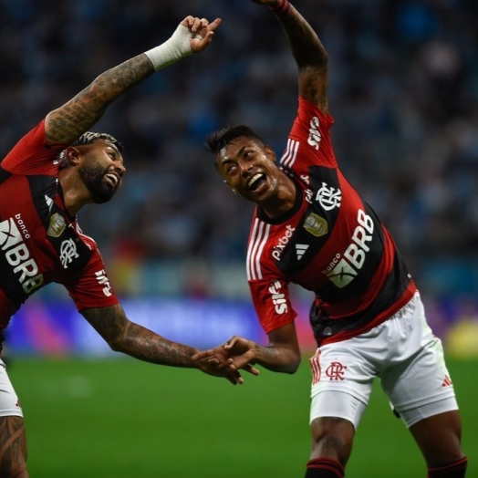 Flamengo domina Grêmio na Arena e abre boa vantagem na semi da Copa do Brasil
