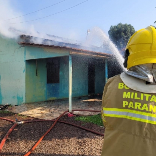 Fogo atinge residência em bairro de Santa Helena