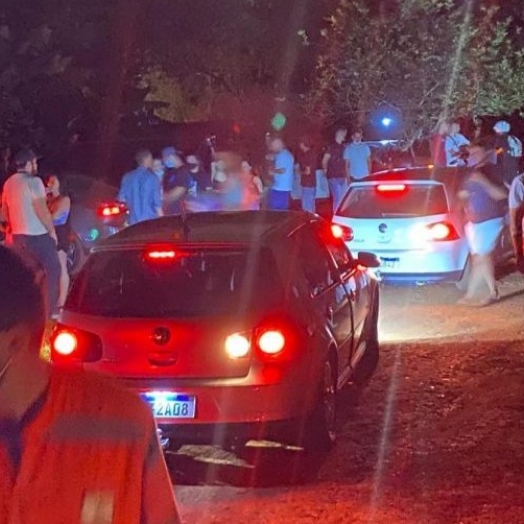 Força-tarefa dispersa festa rave com 600 jovens em chácara de Foz