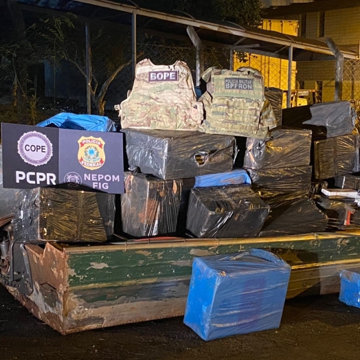 Forças de segurança apreendem embarcação carregada com cigarros contrabandeados em Itaipulândia