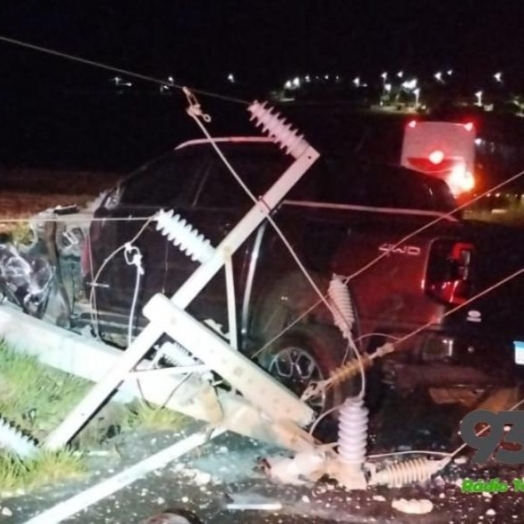 Ford Ranger atinge motocicletas e arranca poste em São José das Palmeiras