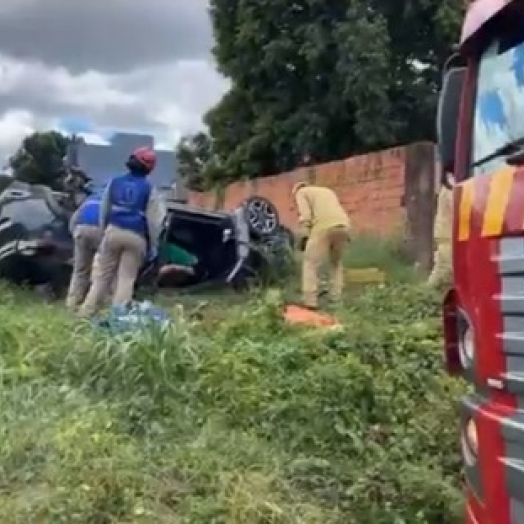 Forte acidente seguido de capotamento é registrado no bairro Coqueiral em Cascavel