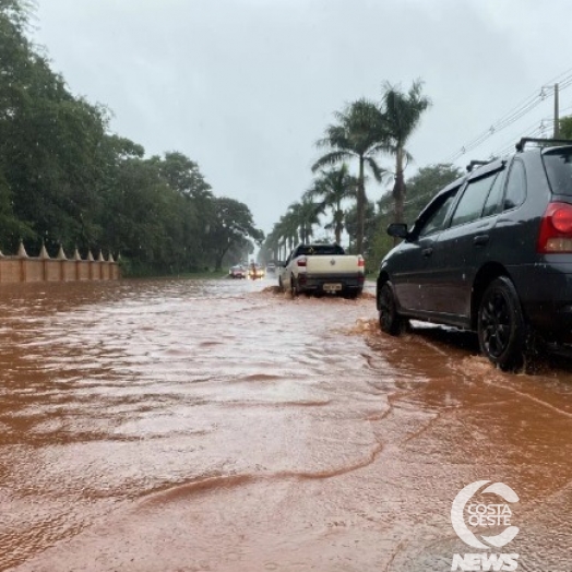 Forte chuva causa alagamento em rodovia em Santa Helena e trânsito é lento