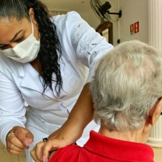 Foz do Iguaçu iniciará vacinação de professores entre 55 e 59 anos