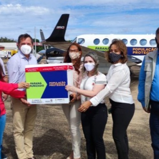 Foz do Iguaçu recebe 3,4 mil vacinas da AstraZeneca contra Covid-19