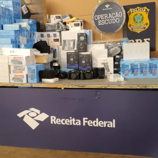 Fundo falso é encontrado em ônibus de turismo apreendido pela Receita Federal e PRF