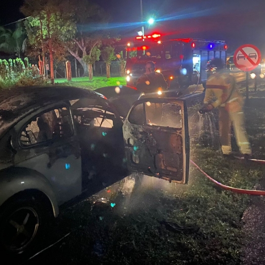 Fusca pega fogo e mobiliza Bombeiros em Santa Helena