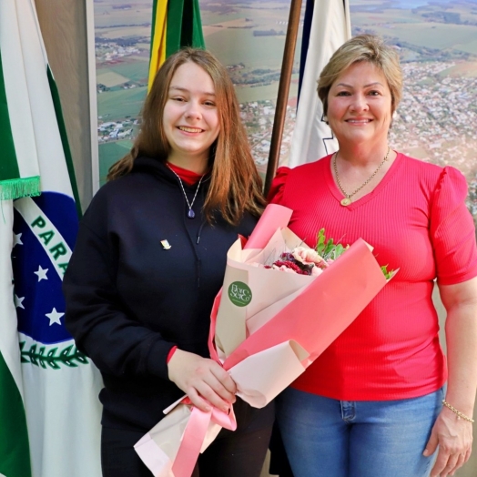Gabriela Engel, itaipulandiense que esteve no Canadá, é recebida pela Prefeita Cleide Prates