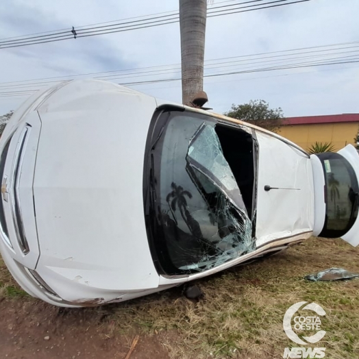 GM Onix parcialmente tomba em acidente na PR 488 em Santa Helena