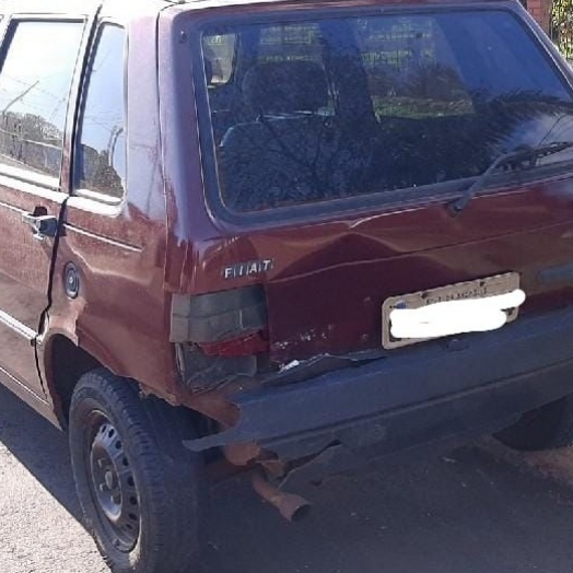 Gol colide em Uno estacionado e condutor deixa local em Santa Helena