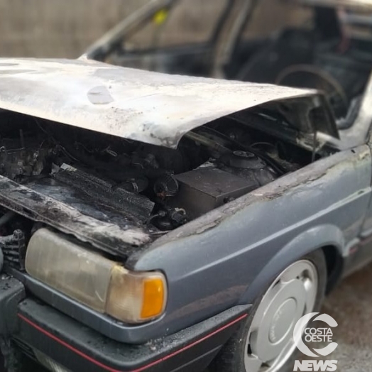 Gol GTS é consumido pelo fogo em Medianeira