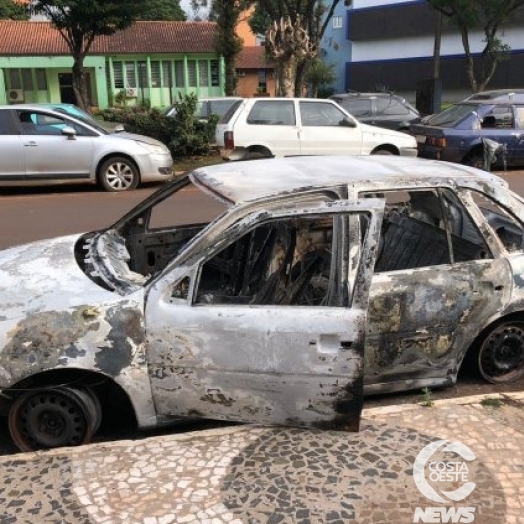 Gol utilizado por quadrilha em assalto a Sicredi é queimado em Diamante D