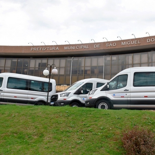 Governo Municipal adquire três vans 0 km para o atendimento da comunidade são-miguelense