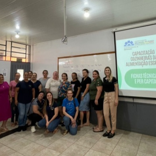 Governo municipal de São Miguel do Iguaçu realiza capacitação sobre alimentação escolar para cozinheiras da rede municipal