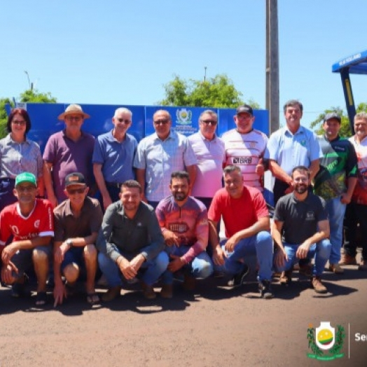 Governo Municipal entrega equipamento agrícola à Associação de Moradores da Linha Seca
