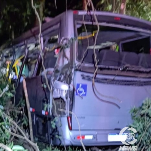 Grave acidente com micro-ônibus da Saúde de Pato Bragado deixa vários feridos e óbitos
