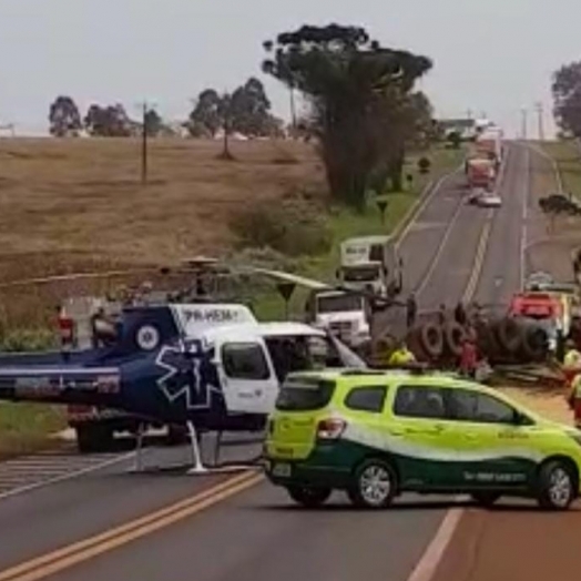 Grave acidente na BR-277 envolvendo dois caminhão e carro deixa um morto e três feridos em Santa Tereza do Oeste