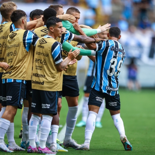 Grêmio goleia Santa Cruz no Gauchão e dorme na liderança da competição
