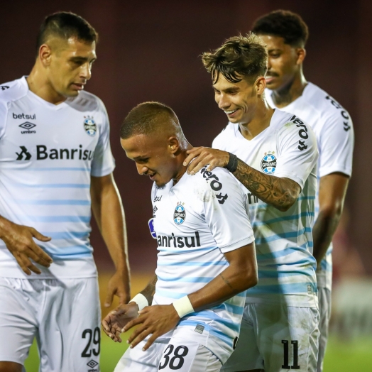 Grêmio marca no fim e vence o Lanús  na Sul-Americana