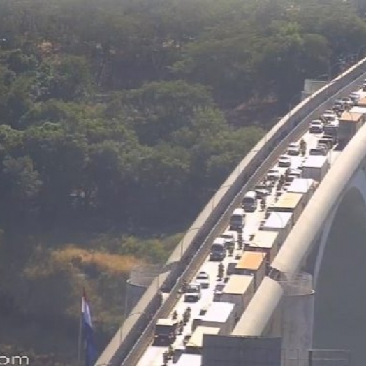 Greve de auditores da Receita segue causando congestionamento de caminhões na Ponte da Amizade