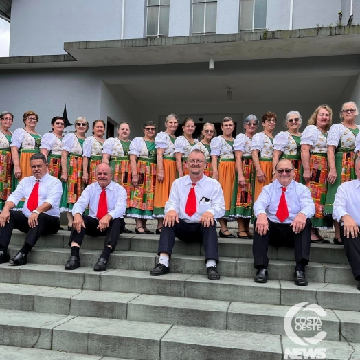 Grupo de dança Leben Spur de Pato Bragado se apresenta na Oktoberfest em Blumenau