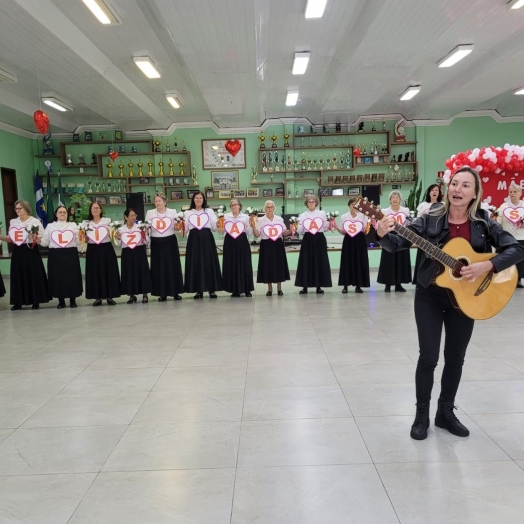 Grupo de idosos de Santa Helena encerra atividades especiais voltado ao mês das mães