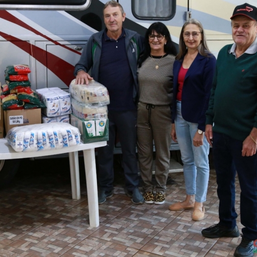 Grupo de Motorhomes de Missal faz doação de alimentos para Apae e Provopar
